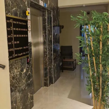 Ados Otel