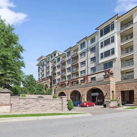 Kasa Village District Raleigh Отели рядом с достопримечательностью «Мемориальная колокольня»