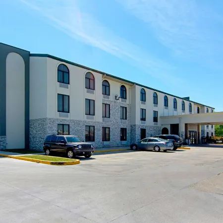Quality Inn & Suites Near Tanger Outlet Mall