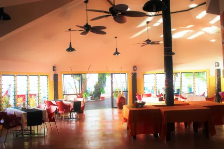 Le Uaina Beach Resort Отели в г. Ютулаела