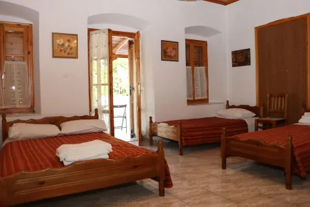 Maleatis Apollo Guesthouse Отели в г. Sampatiki