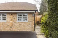 Stunning Private en-Suite Studio in Cobham Hotels near Argos Cobham (Inside Sainsbury's)