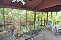 Treetop Cabin -- Pool Access - Fireplace - Grill - Screen Porch - Deck - Wifi - Golf Nearby