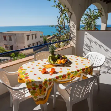 Apartment 250 Meters from the Beach: Sea View