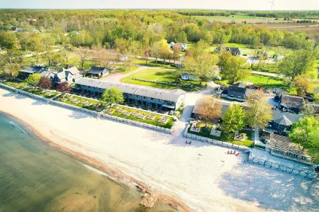 Long Beach Resort Отели в г. Порт Колборн