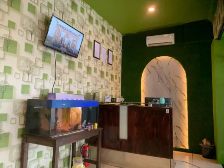 Basko Hotel dan Karaoke Отели в г. Colomadu