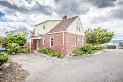Elegant French Tudor Retreat with Stunning City Views! Hotel in zona Turnkey Park
