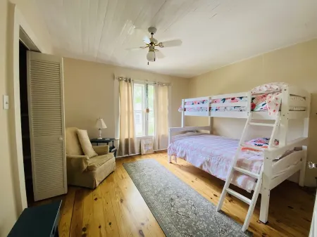 Historic Thomas McLin House Downtown, 2 blocks from Tryon Palace Отели в г. Нью-Берн