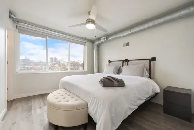 Unique 4Bed/3.5 Bath Townhouse/Garage+Rooftop Deck Hotels in South Side