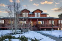 Log Cabin 6BR, Hot Tub, Game Room, Fire Pits, Playground, Outdoor Kitchen