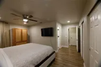 Retreat 5 bed, 4 room 3.8 mi. from Redding Airport