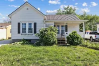 Adorable Cottage in small town of Marion. Just a few blocks from Uptown