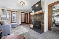 Adorable Cottage in small town of Marion. Just a few blocks from Uptown