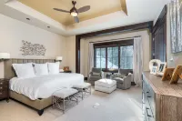 Gourmet Kitchen and Elegant Living Spaces - Exquisite Mountain Retreat