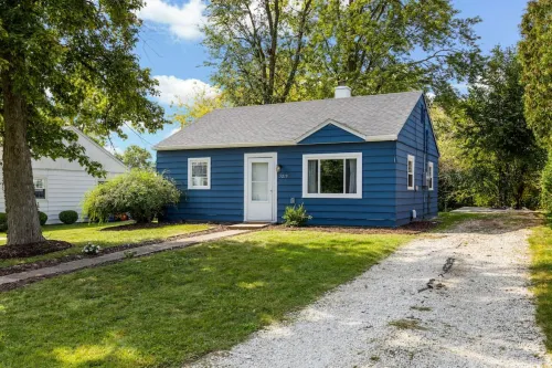 Whimsical Art Deco Retreat with Vibrant Design - Charming Artistic Oasis Hotels in Peoria Heights