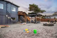 Kitchenette and Cozy Patio Area - Stylish Coastal Getaway 휠러 호텔