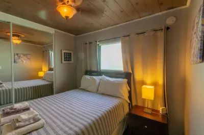 Steps to Beach and Local Attractions - Cozy Charming Getaway Hotels in Ocean Beach