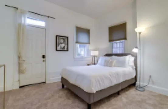 Prime Location with Fully-Equipped Kitchen - Chic Modern Retreat Hotels in 