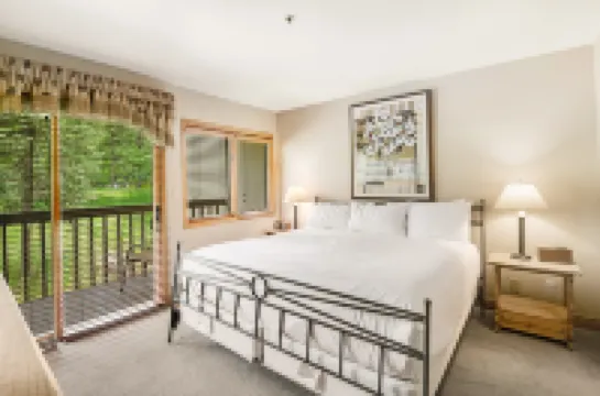 Airy Condo with Hot Tub and Scenic Views - Charming Rustic Retreat