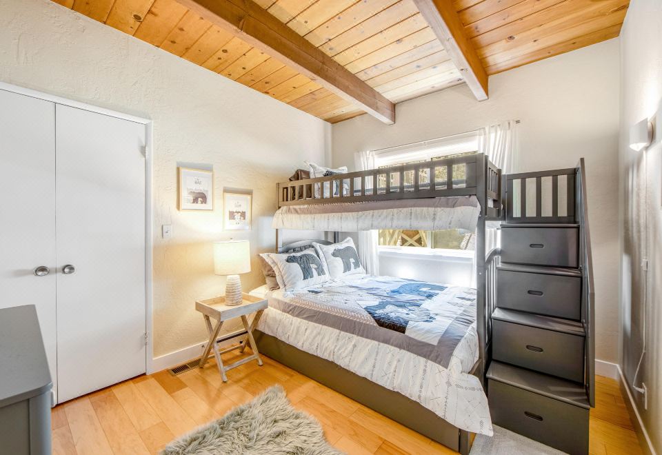 Modern alpine escape with two decks, grill, private sauna, fireplace ...