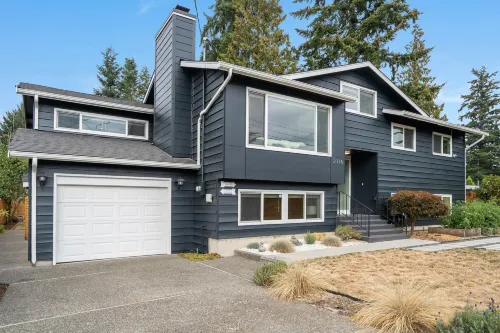 Spacious Dining, Cozy Living, and Large Deck - Stylish Family Haven Hotels in Shoreline