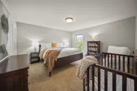 Charming Oasis with Shared Amenities - Cozy Retreat in a Spacious Home Hotels in Fall Creek Township