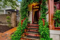 Historic studio with kitchenette & easy parking - near dining & walk to downtown Hotels in Thunderbolt