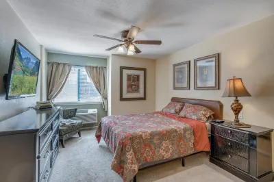Private Entry with Kitchenette and Pool Access - Cozy Charming Oasis