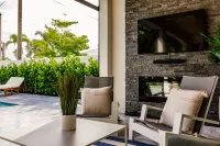 Full-Length Heated Pool and Outdoor Kitchen - Stunning Coastal Haven Hotels in Naples Park