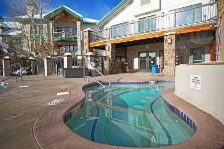 Pool, Hot Tub, Sauna, Fitness Center, Tennis Court - Gorgeous Ski Retreat Отели рядом с достопримечательностью «Steamboat Ski Resort»