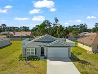 Fenced Private Backyard and Fully Equipped Kitchen - Spacious Charming Retreat Hotels in Palm Coast