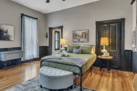 Stylish Furnishings and Fully Stocked Kitchen - Charming Oasis Hotels in Clarksville