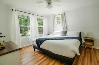 Hot Tub and Scenic Lake Views - Stunning Tranquil Retreat Hotels in Hayes Township