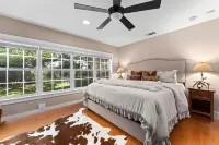 Private Hot Tub, Large Pool, and Fire Pit - Tranquil Retreat