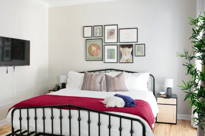 Cozy Retreat with Modern Appliances and Fast Wi-Fi - Charming Escape