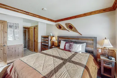 Deluxe condo with private patio, pool & hot tub