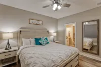 Smart Home with Full Kitchen and Spacious Living Room - Elegant Modern Retreat Hotels in Sheridan