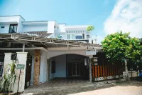 Homestay 45 Banyuwangi Hotels in Giri