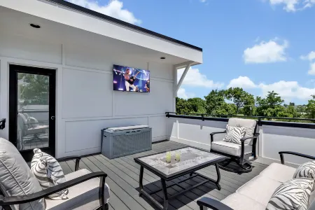 Rooftop Deck and Stylish Living Spaces - Luxurious Nashville Haven