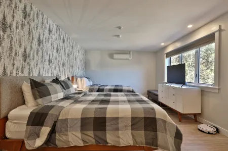 Luxurious Mountain Retreat with Private Balcony - Stunning Vermont Escape