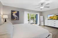 Wave-Free Swimming and Fun Dock Amenities - Tranquil Cove Oasis Hotel a Lake Ozark