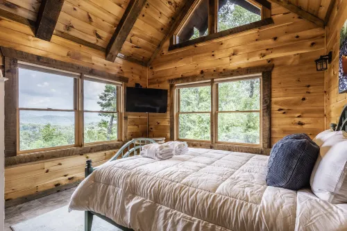 Stunning Mountain Views and Cozy Gas Fireplace - Exquisite Lodge Retreat