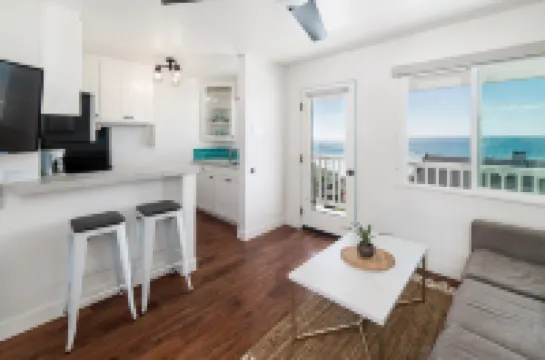 Cozy Balcony and Stunning Sea Views - Charming Ocean-Facing Retreat