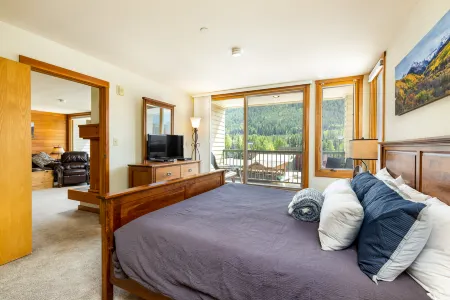 Stunning Lake and Mountain Views with Private Patios - Spacious Retreat