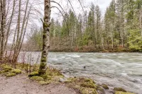 Charming, riverfront cabin with fireplace - dog-friendly Hotels in Mt Hood Village