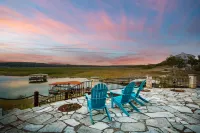 Luxury Lake Life - Boat Dock, Outdoor Kitchen, Basketball Court, Game Room & Bar Hotels in Hudson Bend