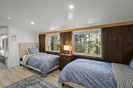 Filtered Lake Views and Cozy Deck - Charming Mountain Retreat