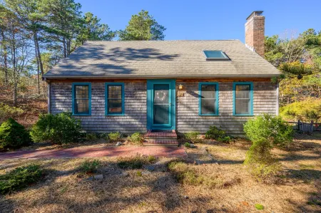 Charming Retreat with Fire Pit and Beautiful Garden - Tranquil Escape