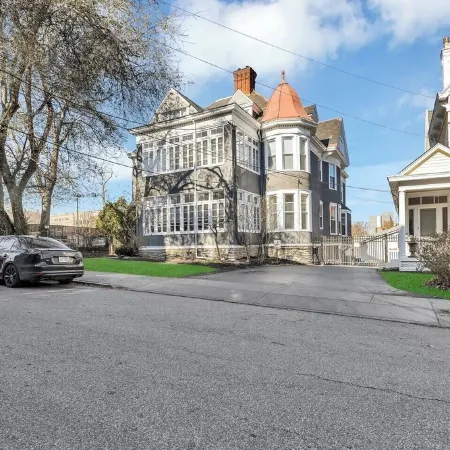 Spacious and Sunlit 2 Bedroom Near Eden Park
