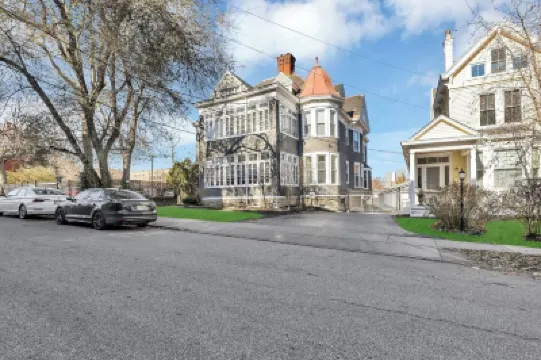 Warm and Spacious 2 Bedroom near Eden Park Hotels in 